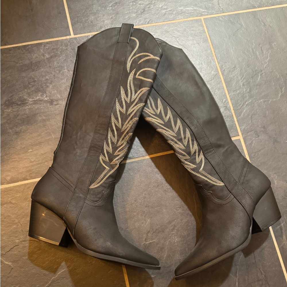 Black western boot with zipper